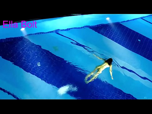 ❤️ Non podo deixar de mirar, unha moza loira que é sorprendida nadando espida na piscina do resort ELLA BOLT ️❌ Vídeo anal en nós ﹏