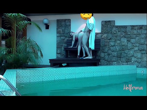 ❤️ O xefe invita a criada á piscina, pero non puido resistirse a un quente ️❌ Vídeo anal en nós ﹏